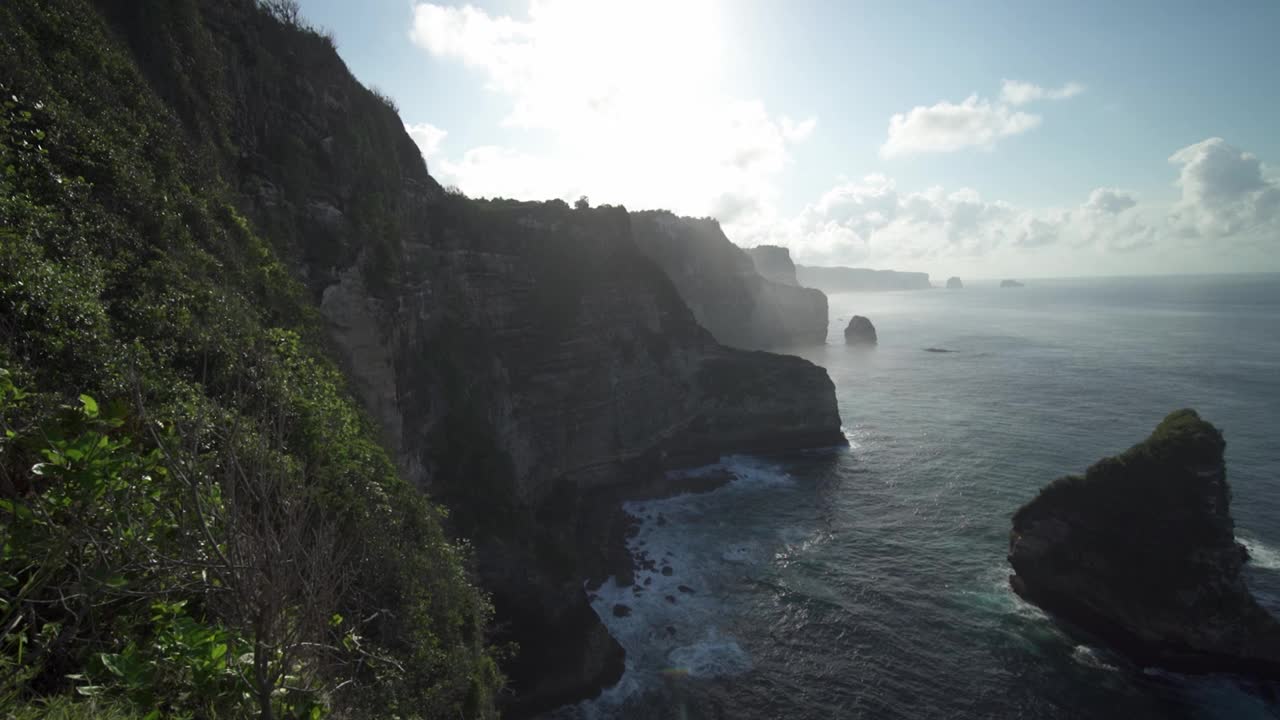 巴厘岛努沙Penida印度尼西亚-蓝色的水，山崖，巨大的海浪，强烈的潮汐击中岩石，危险而美丽的海洋视频素材