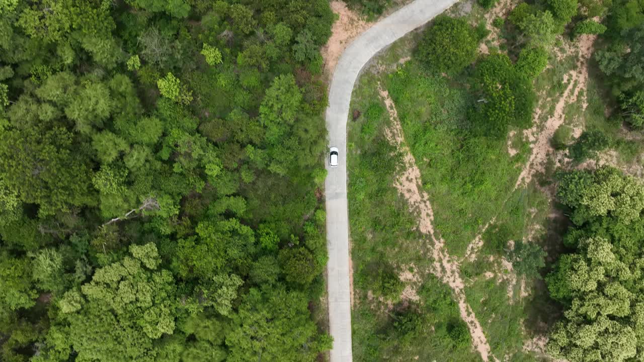 山林道路鸟瞰图。视频素材