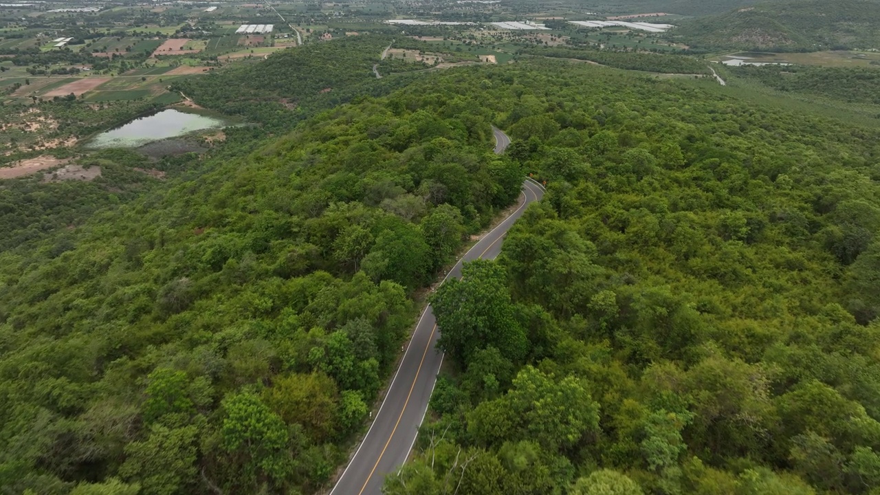 山林道路鸟瞰图。视频素材