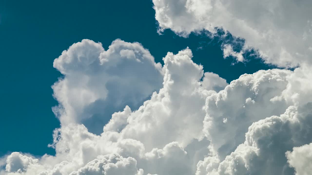 夏日蓝天上，雷暴前形成的白色蓬松积雨云。移动和变化的云景天气视频素材