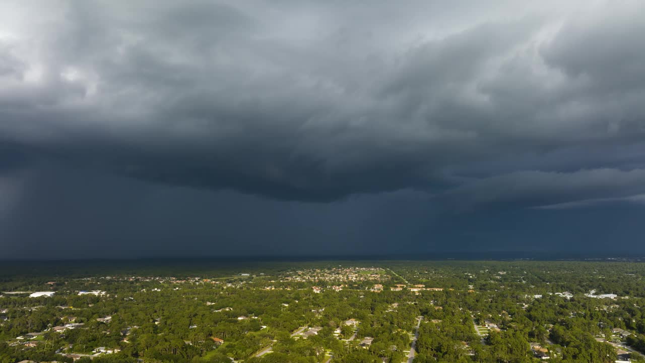 近郊城镇地区下大雨时，阴沉的天空上正在形成接近的乌云。佛罗里达乡村的暴风雨季节视频素材