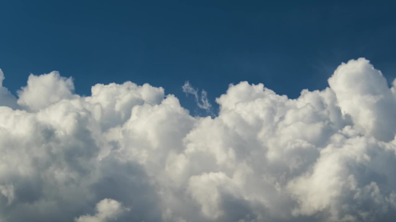 黑暗天空中雷暴前形成的暴风雨积云的时间间隔。移动和变化的云景天气视频素材