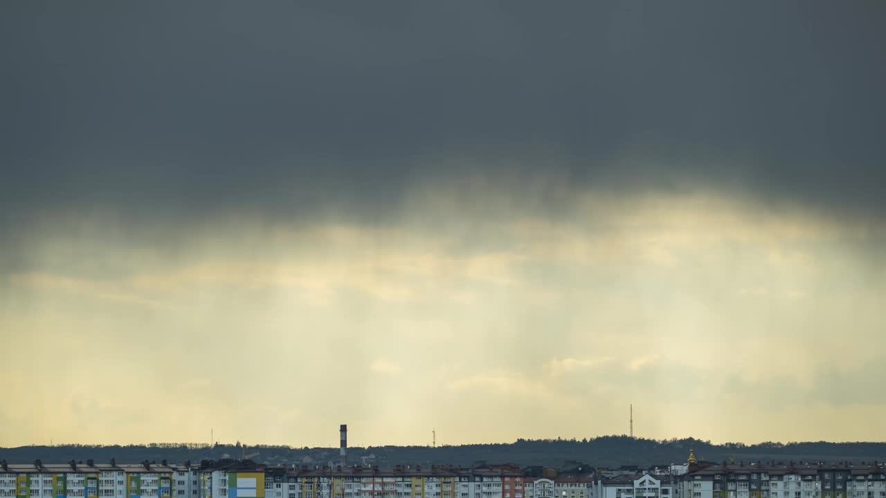 在城市建筑物上的暴雨中，接近黑暗的暴风雨云和落下的雨水的时间间隔。Trunderstorm季节视频素材