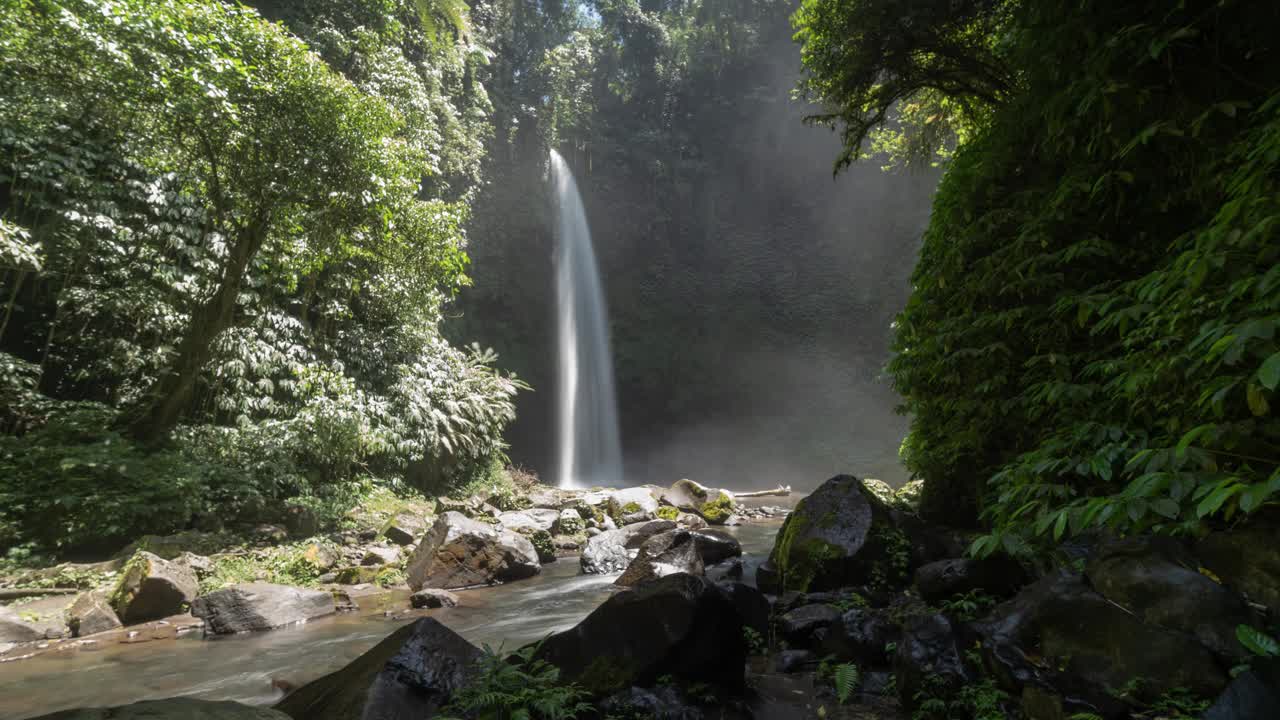 美丽的Bali Nungnung瀑布河森林时间流逝视频素材