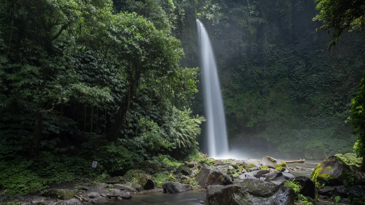 美丽的Bali Nungnung瀑布河森林时间流逝视频素材