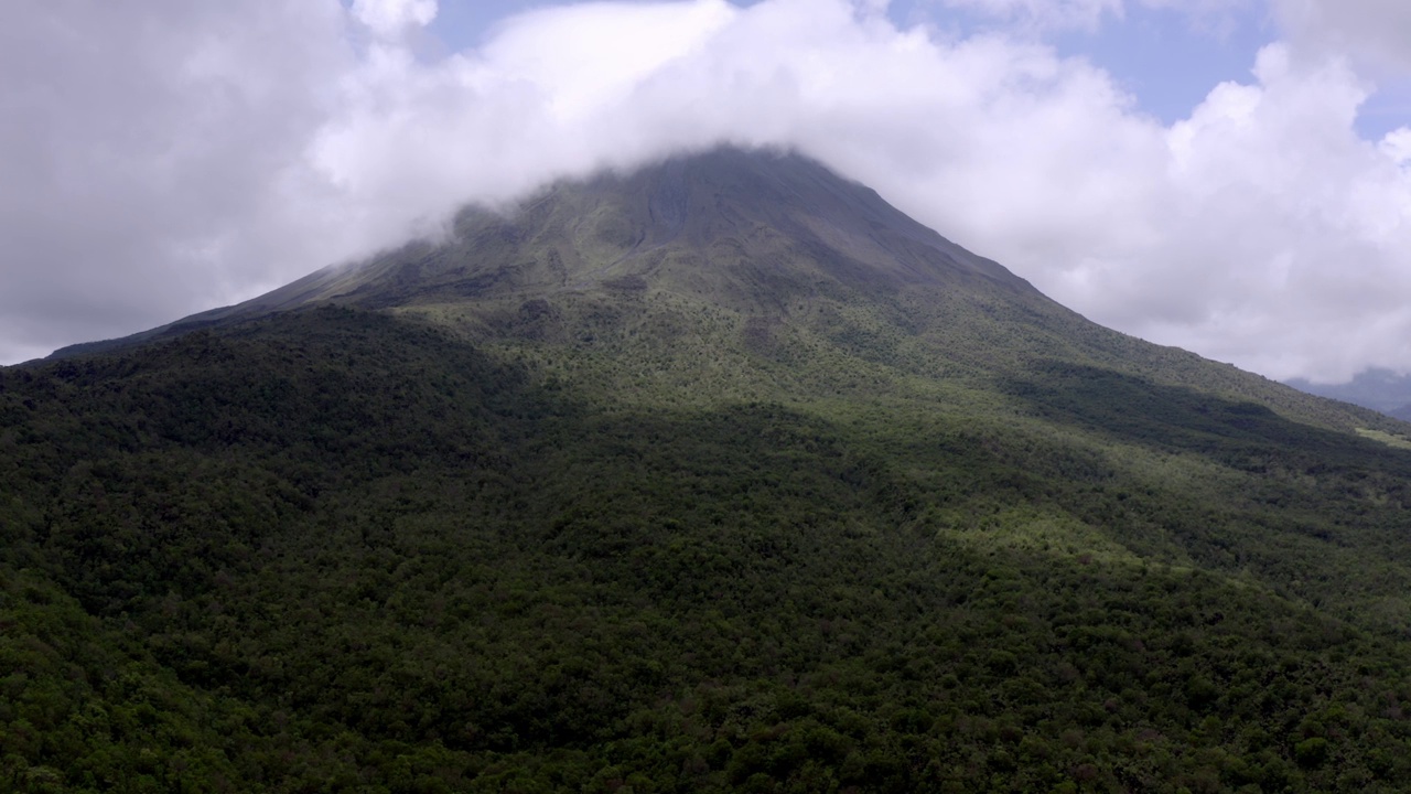 哥斯达黎加的阿雷纳尔火山视频素材