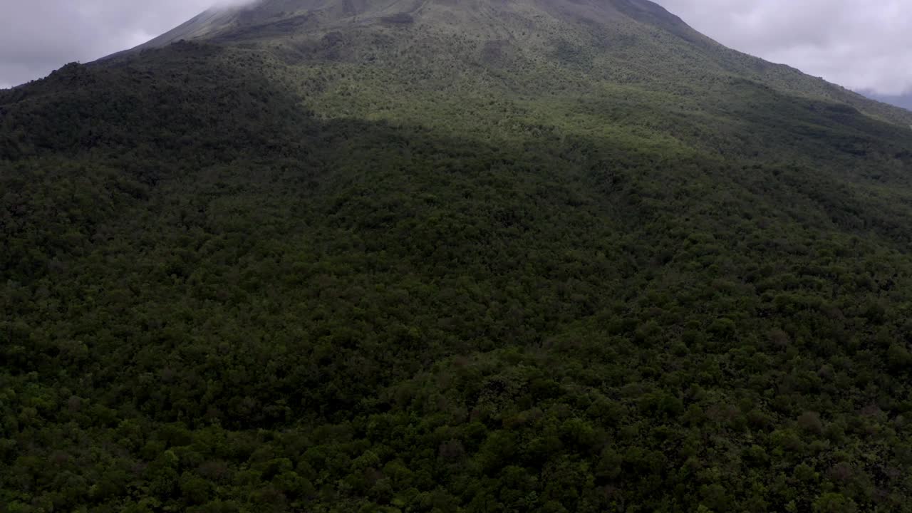 哥斯达黎加的阿雷纳尔火山视频素材