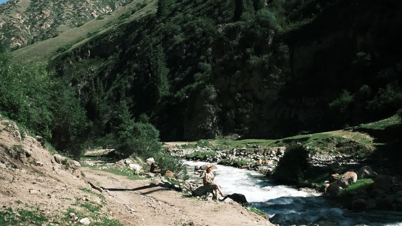 女游客在天山峡徒步旅行时正在喝水视频素材