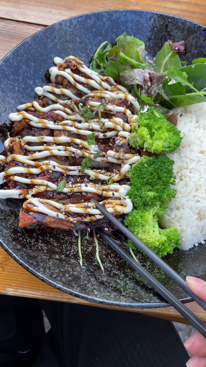 在餐厅吃照烧鸡配米饭的情景视频素材画面2