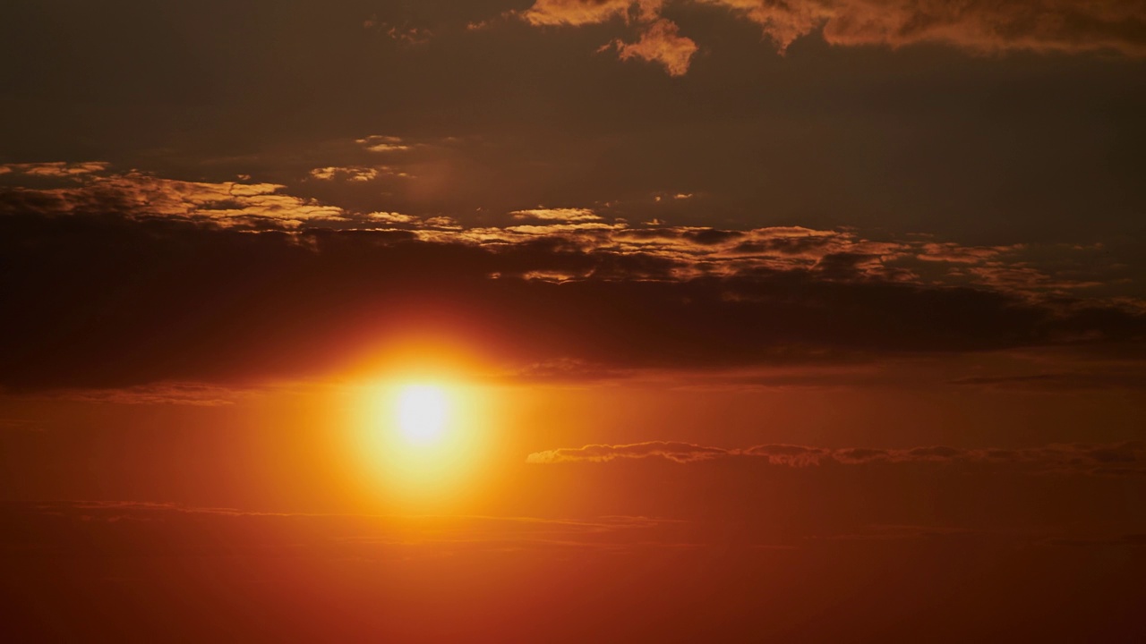 夕阳的颜色像野火一样在天空中蔓延，点燃了一种奇妙的感觉。夕阳的颜色像野火一样在天空中蔓延，投射出温暖的光芒视频素材