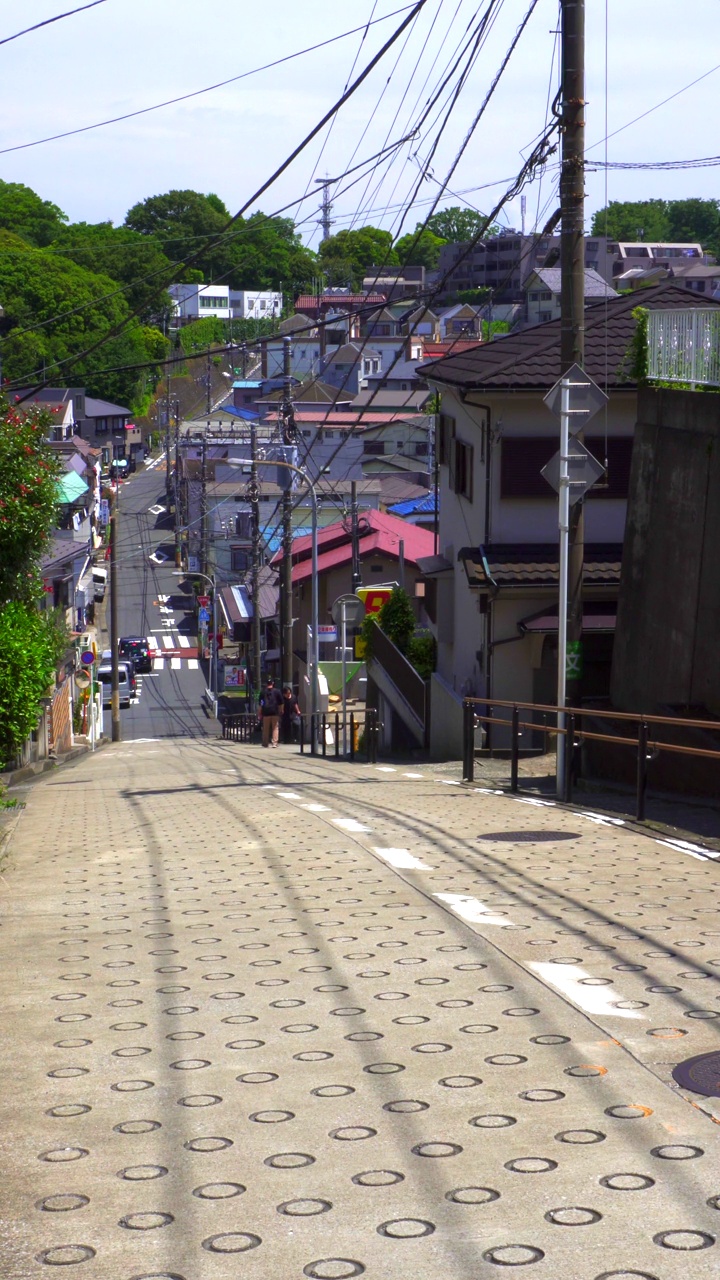 住宅区内的陡坡路(七谷坂)。日本横滨视频素材