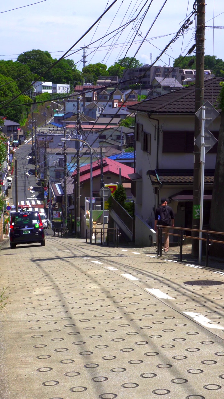 住宅区内的陡坡路(七谷坂)。日本横滨视频素材