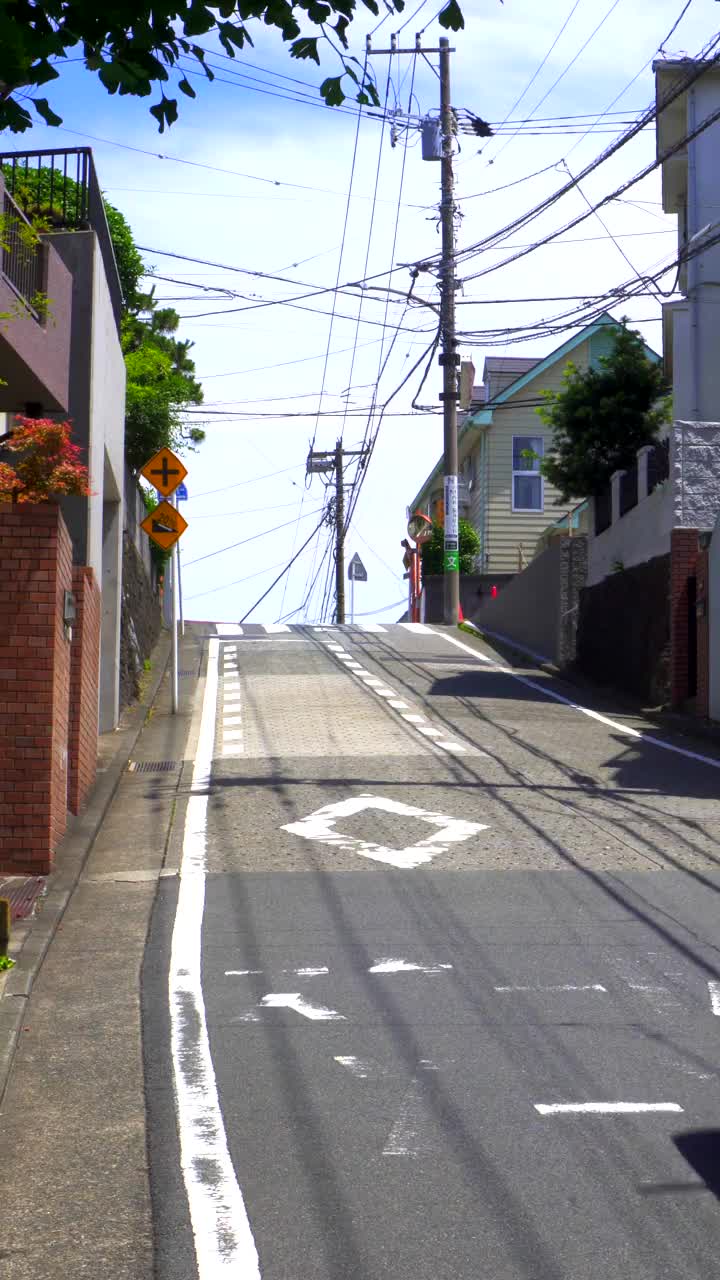 住宅区内的陡坡路(七谷坂)。横滨市，神奈川县视频素材