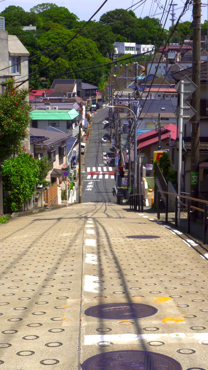 住宅区内的陡坡路(七谷坂)。横滨市，神奈川县视频素材