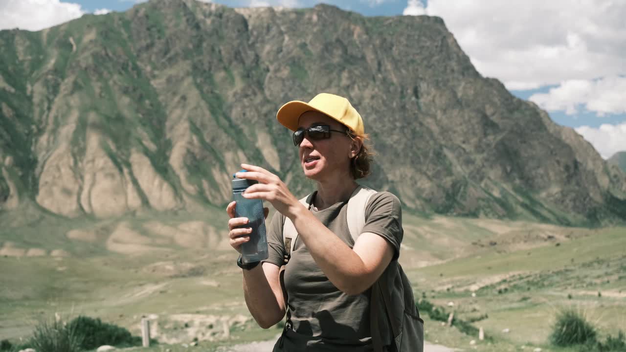 女背包客在山口喝水视频素材