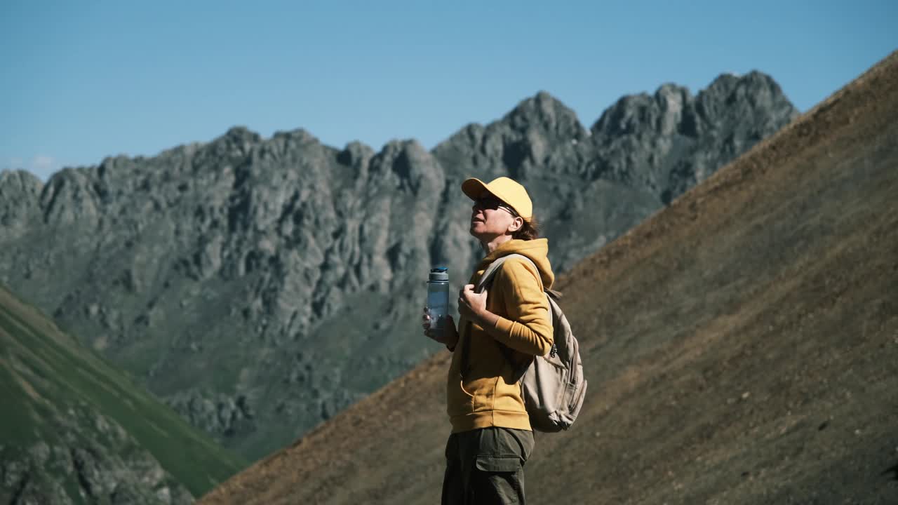 女背包客在山口喝水视频素材