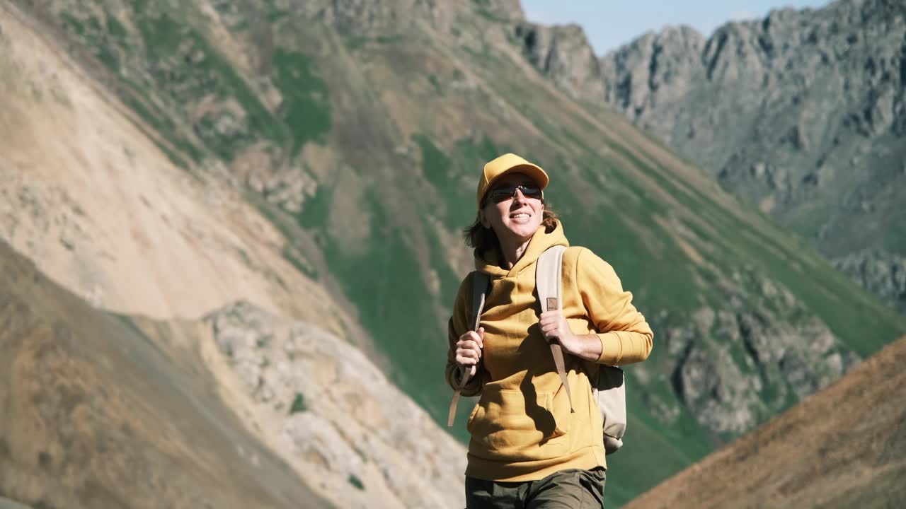 女背包客站在山口上视频素材