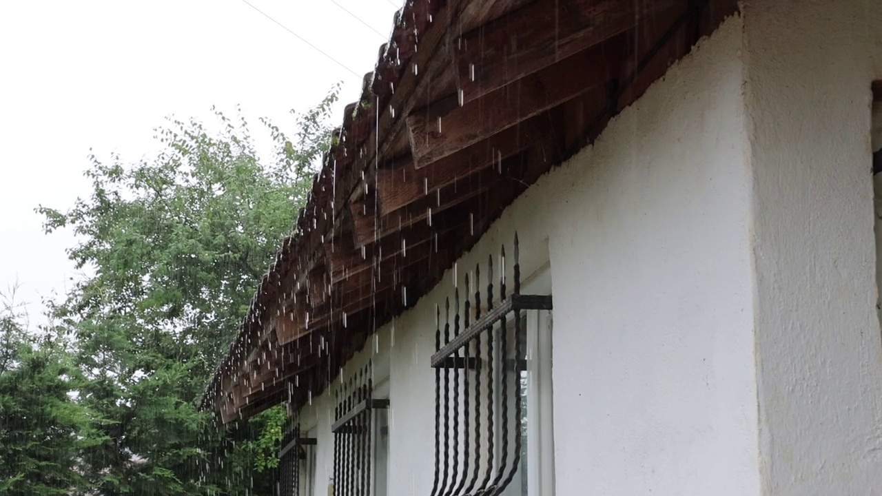 倾盆大雨，雨点从屋檐上落下视频素材