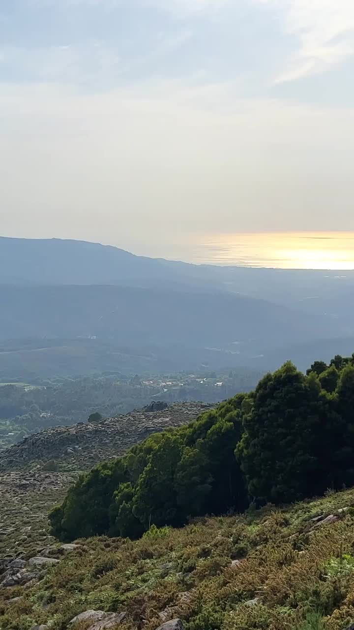 在葡萄牙最高的山峰维亚纳城堡上，你还可以看到巨大的白云，你可以在上面写文字和字幕，以及广告视频素材