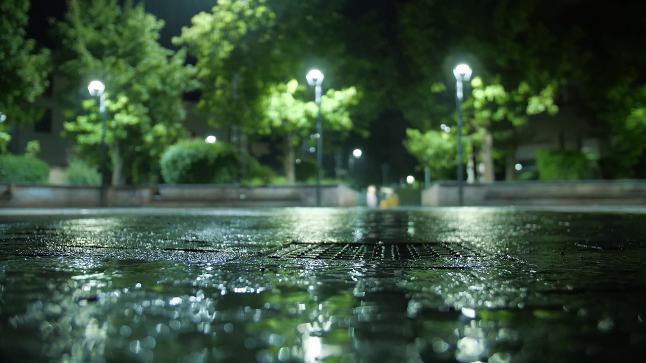 城里下雨了。淹没的道路。的夜晚。雨滴。视频素材