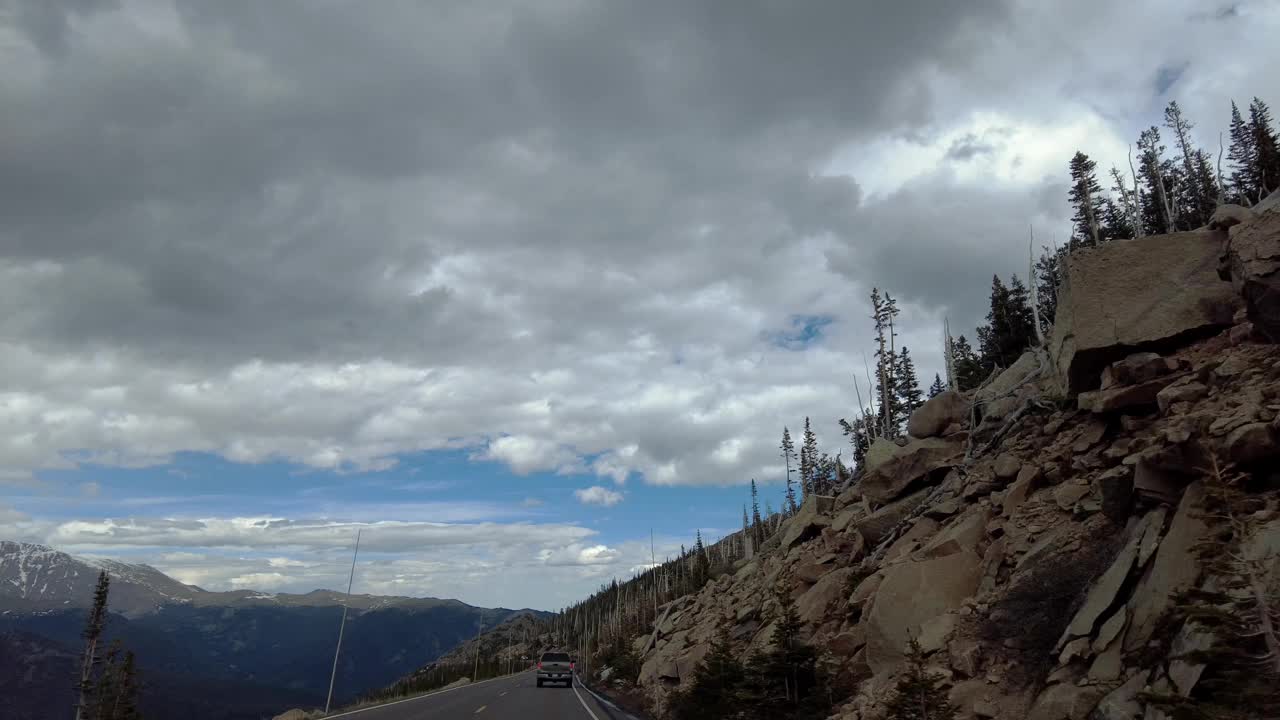 开车穿过落基山脉的Trail Ridge公路视频下载