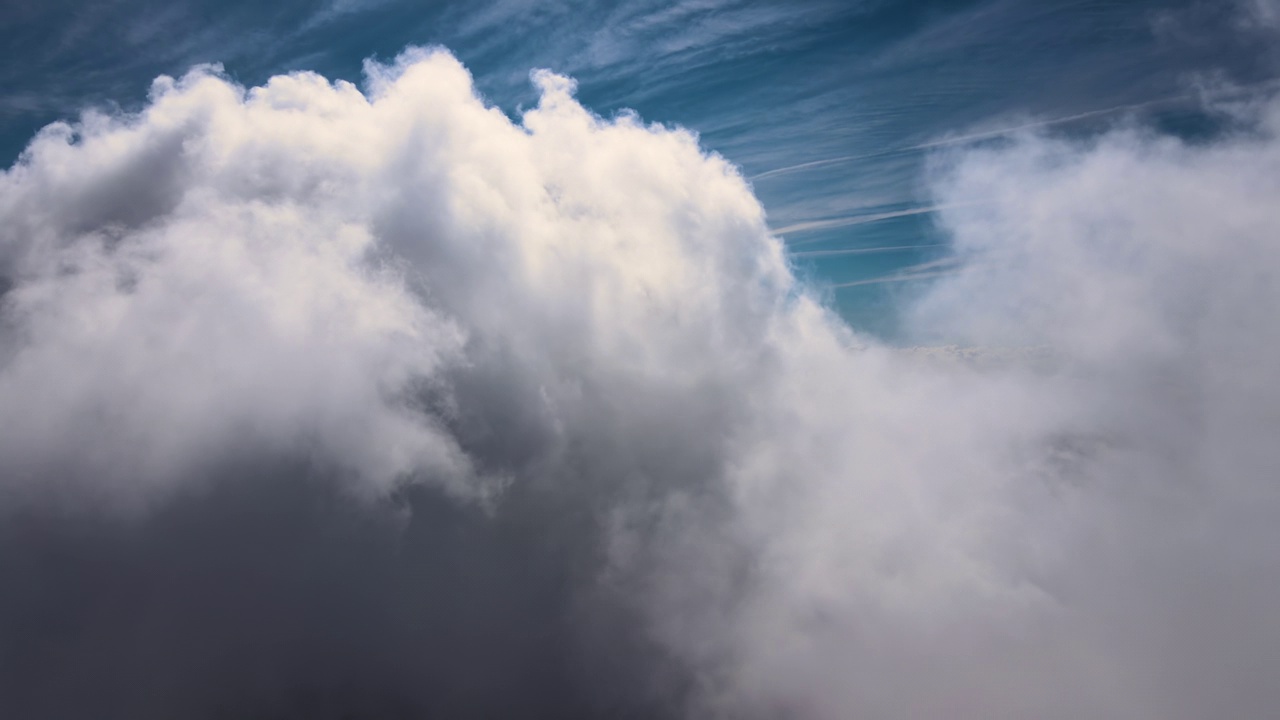 从高空的飞机窗口鸟瞰，暴雨前形成的蓬松的积云覆盖着地球视频素材