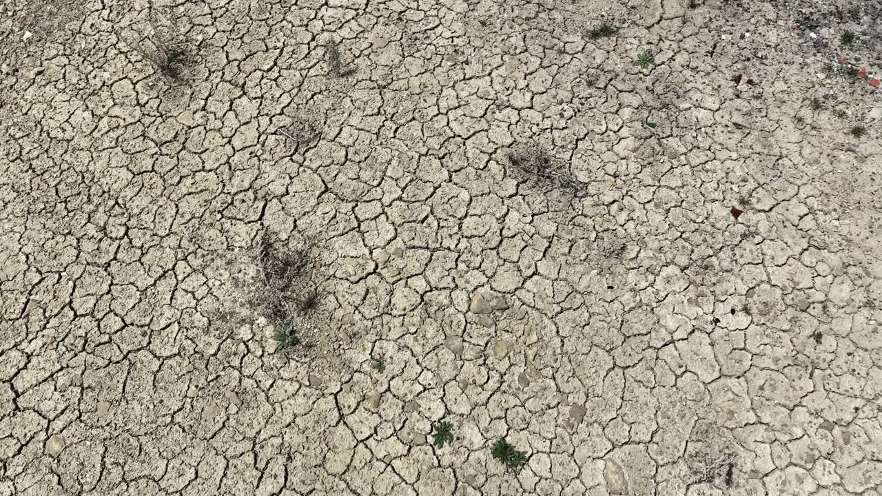 看着干枯的河流裂开的水面视频素材