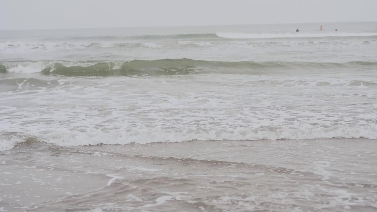 海浪从海滩的岸边吹来视频素材