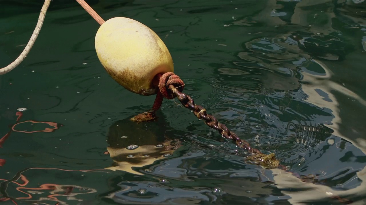 生锈苔藓铁链细节hold船视频素材