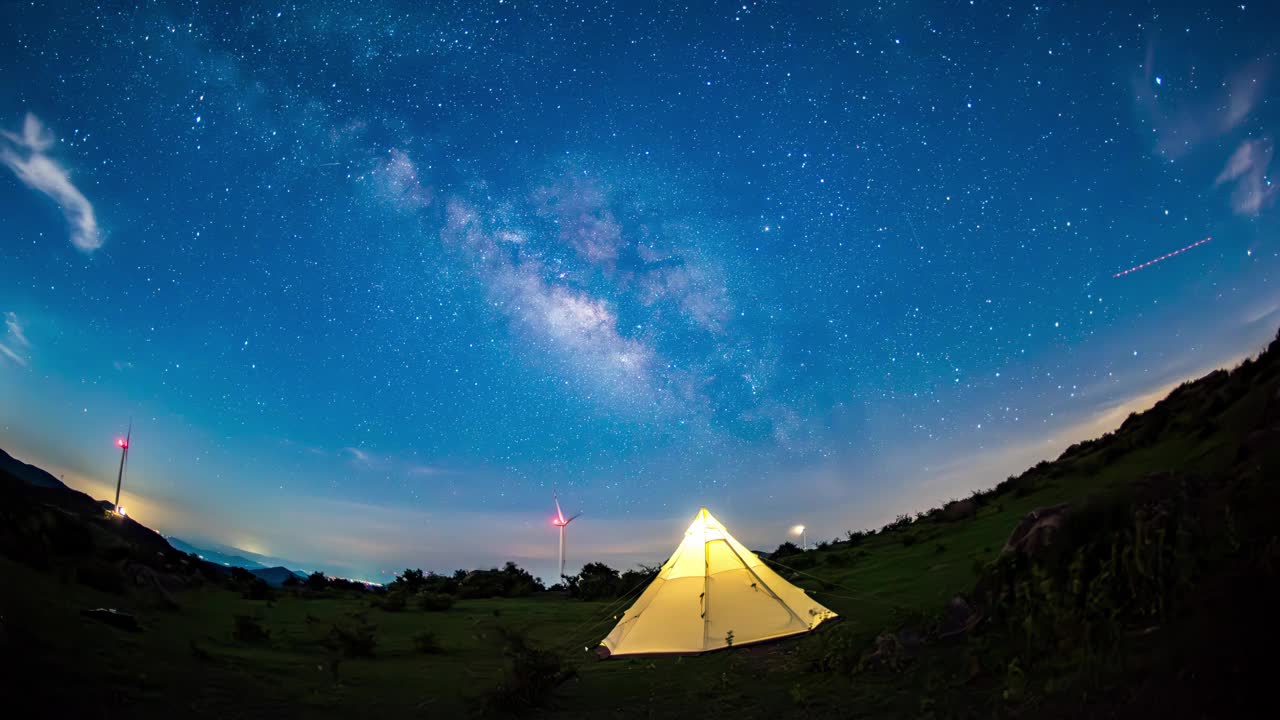 天上的星星，山上的黄色帐篷视频素材