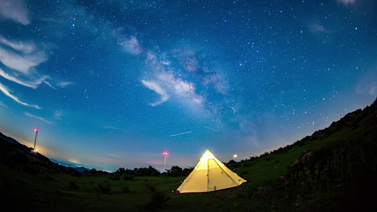 天上的星星，山上的黄色帐篷视频素材