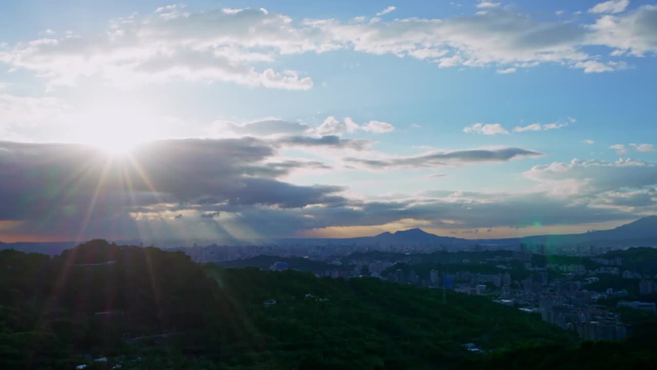 美丽的夕阳在亚洲城市的时间流逝视频下载