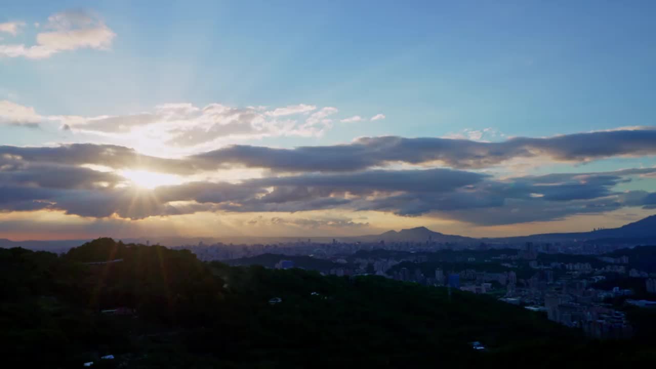 美丽的夕阳在亚洲城市的时间流逝视频素材