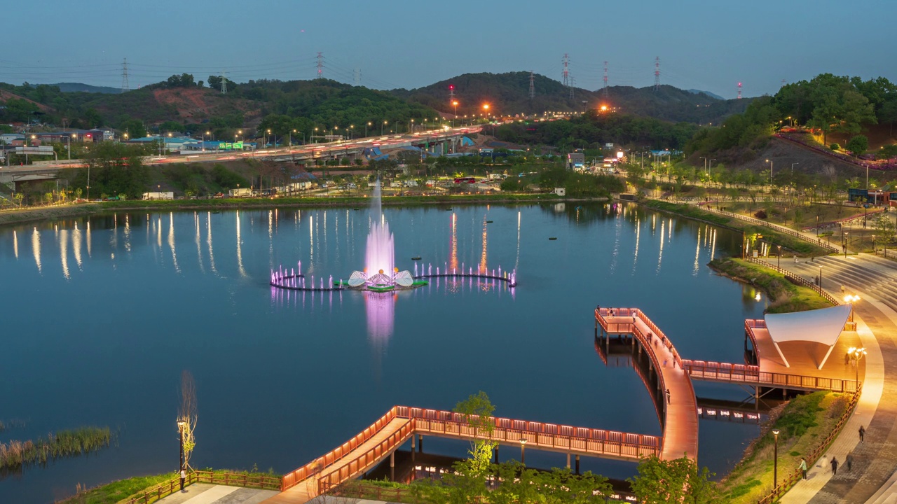 夜晚的瀛溪湖公园和喷泉/韩国京畿道始兴市视频素材