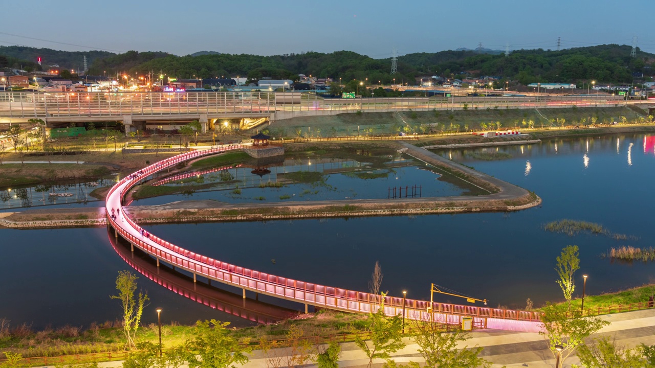 夜晚的瀛溪湖公园甲板/韩国京畿道始兴市视频素材