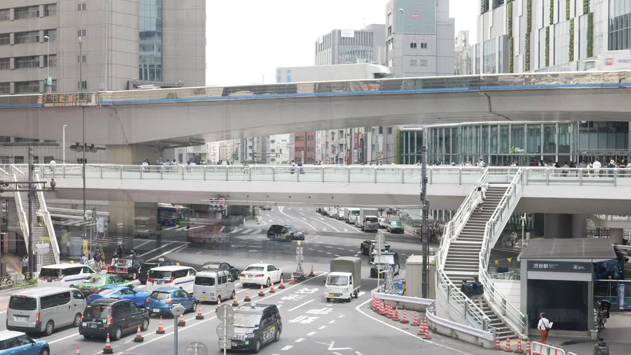 日本东京涩谷eki higashiguchi hodo桥。视频素材