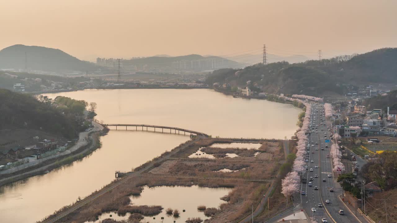 墨旺湖的日夜、墨旺水库和日落的樱花/韩国京畿道始兴市视频素材