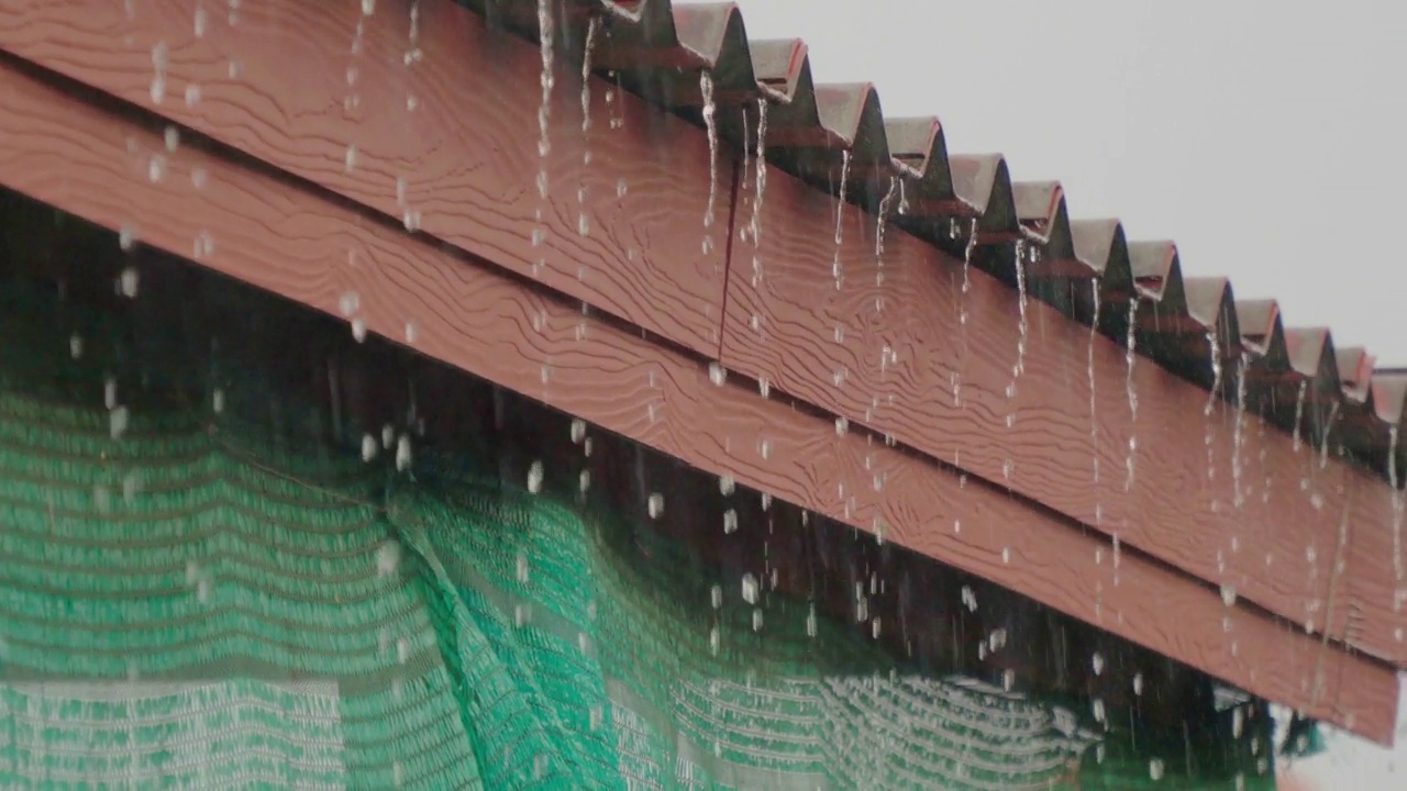 雨水从屋顶倾泻而下视频素材