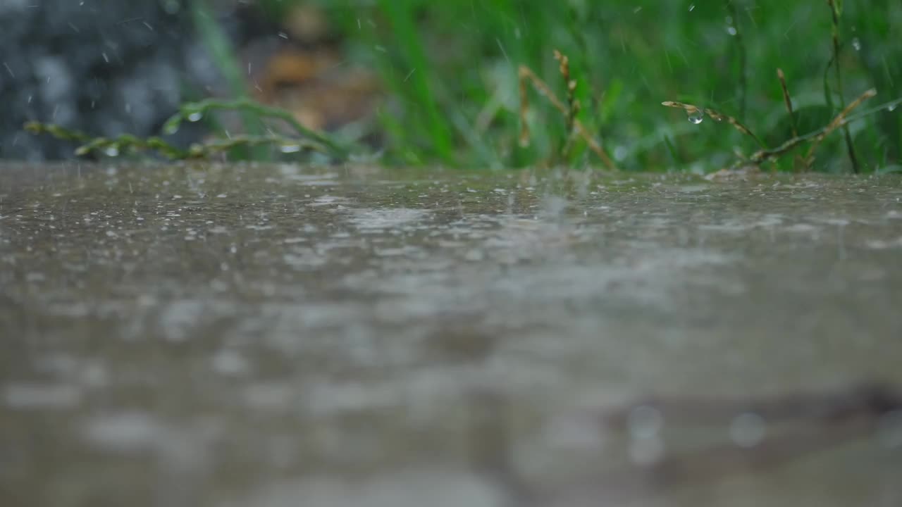 大雨落在柏油路上的大水坑里，淹没了郊区的街道。缩放视图视频素材