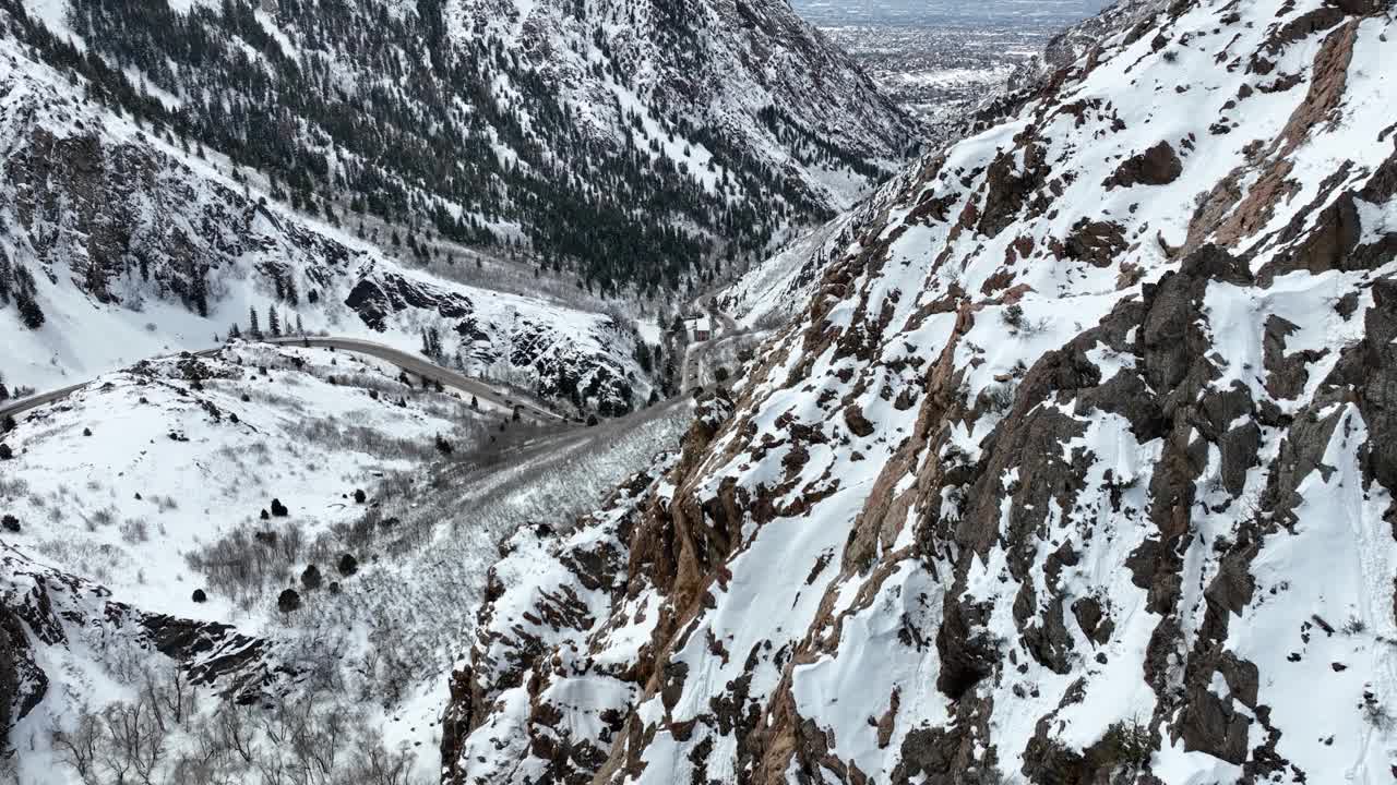 犹他州盐湖城附近崎岖地形的航拍照片。视频素材