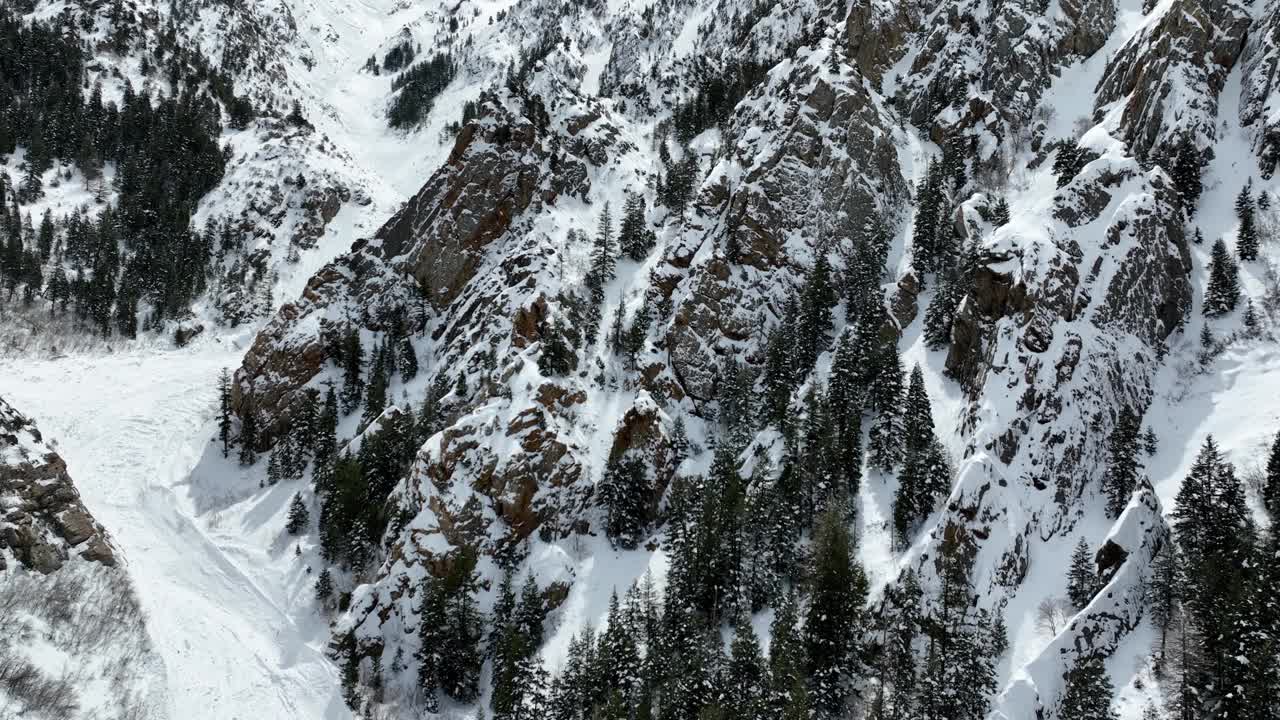 犹他州盐湖城附近崎岖地形的航拍照片。视频素材