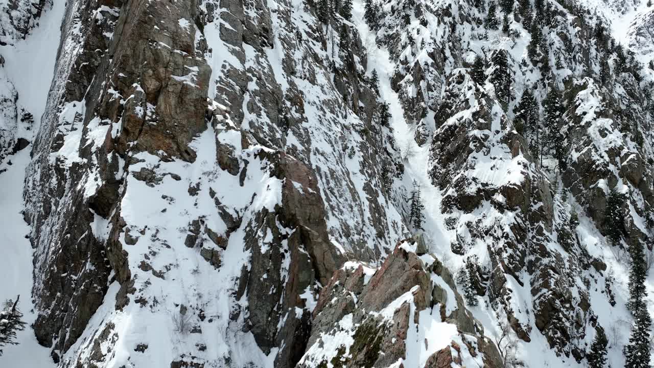 犹他州盐湖城附近崎岖地形的航拍照片。视频素材