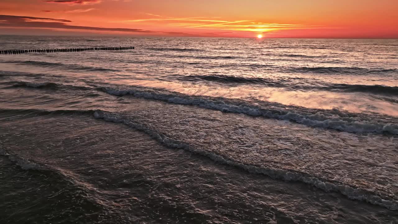 波罗的海的日落，波浪和太阳在地平线上视频素材