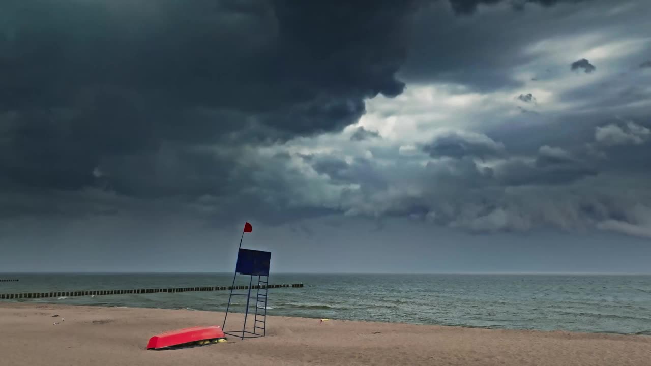 波兰波罗的海，雷暴期间海滩上的救生员塔视频素材