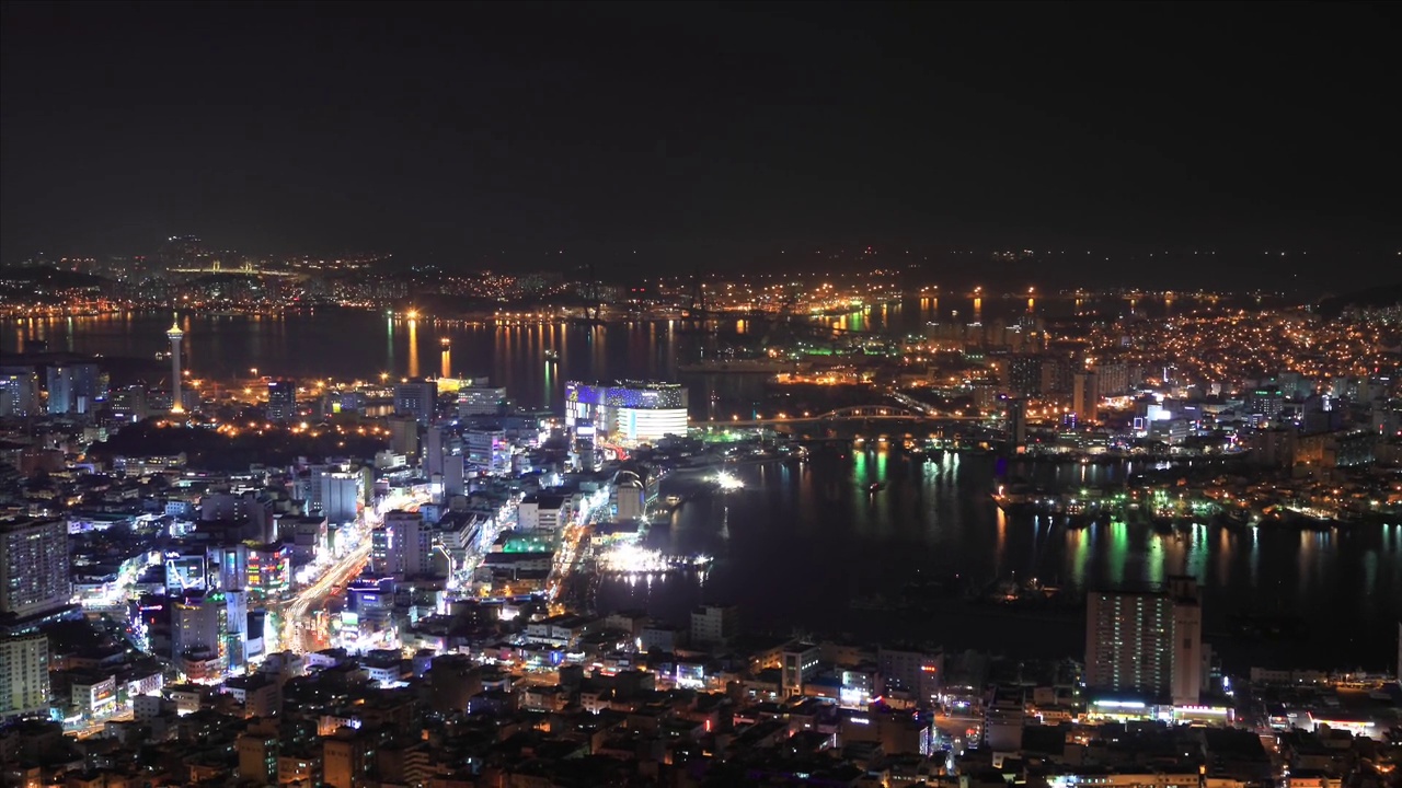 夜间釜山港附近的市中心/韩国釜山中区，盈道区视频素材