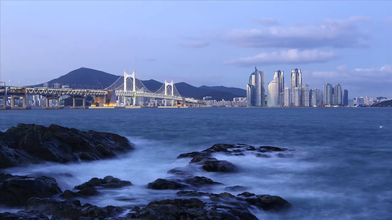 韩国釜山海云台区，海洋城和广安桥附近的白天和夜晚视频素材