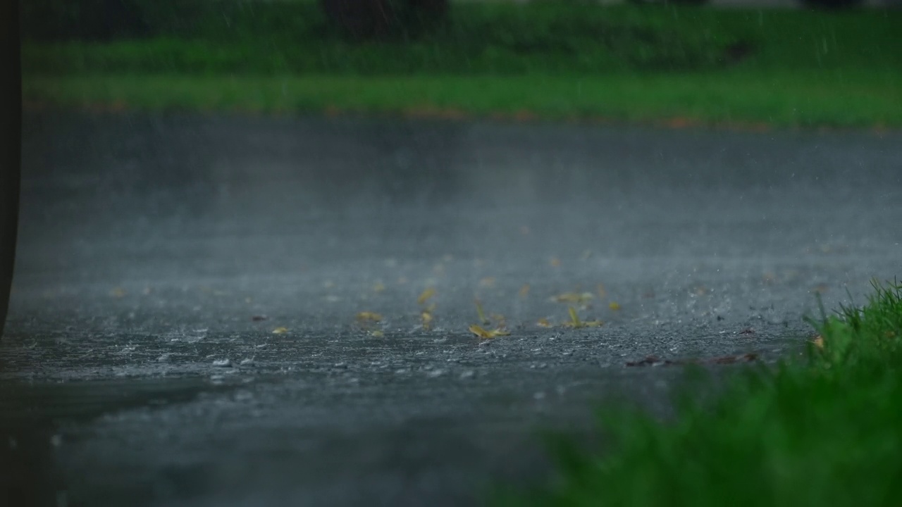 雨后起雾，大雨的水滴落入沥青路面的大水坑，淹没了郊区的街道。缩放视图视频素材