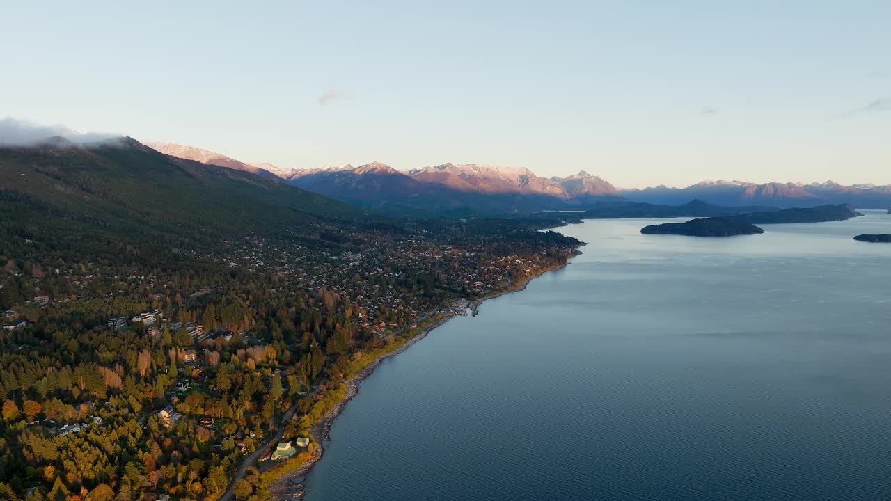 鸟瞰图海洋与山，景观背景视频素材