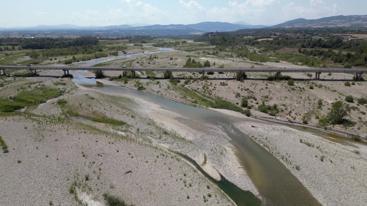 欧洲，意大利，Emilia Romagna Val Trebbia -无人机航拍河流干旱和缺水紧急情况-气候变化和全球变暖-空河上的桥上的汽车视频素材