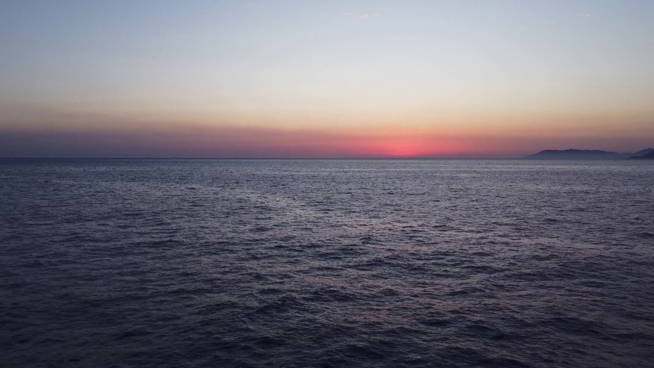 日落的海水与黄昏橙色的天空在地平线上视频素材